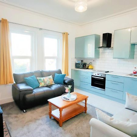 Flat-C, 4 Adults, 20 Mins To Beach, Netflix, Wifi, Sleeps 4 Adults ボーンマス エクステリア 写真