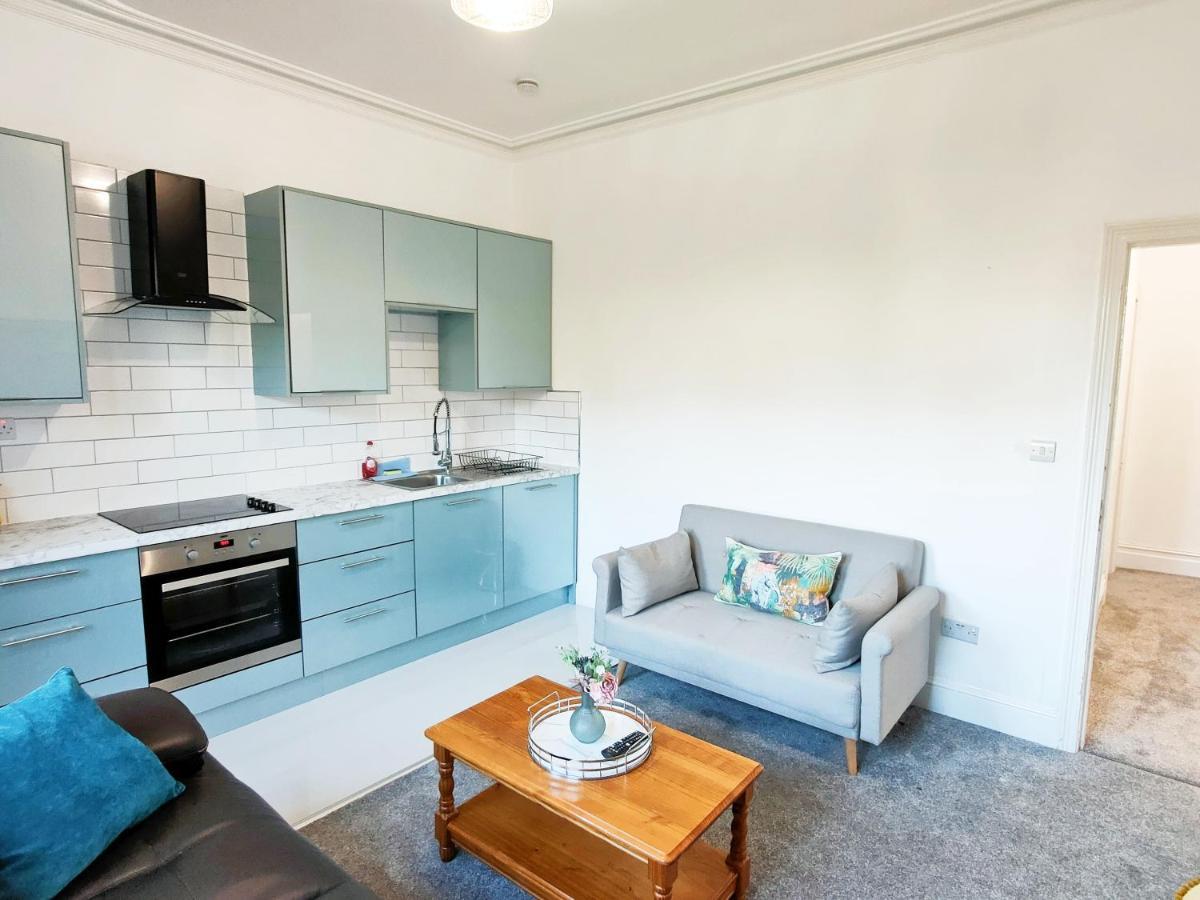 Flat-C, 4 Adults, 20 Mins To Beach, Netflix, Wifi, Sleeps 4 Adults ボーンマス エクステリア 写真