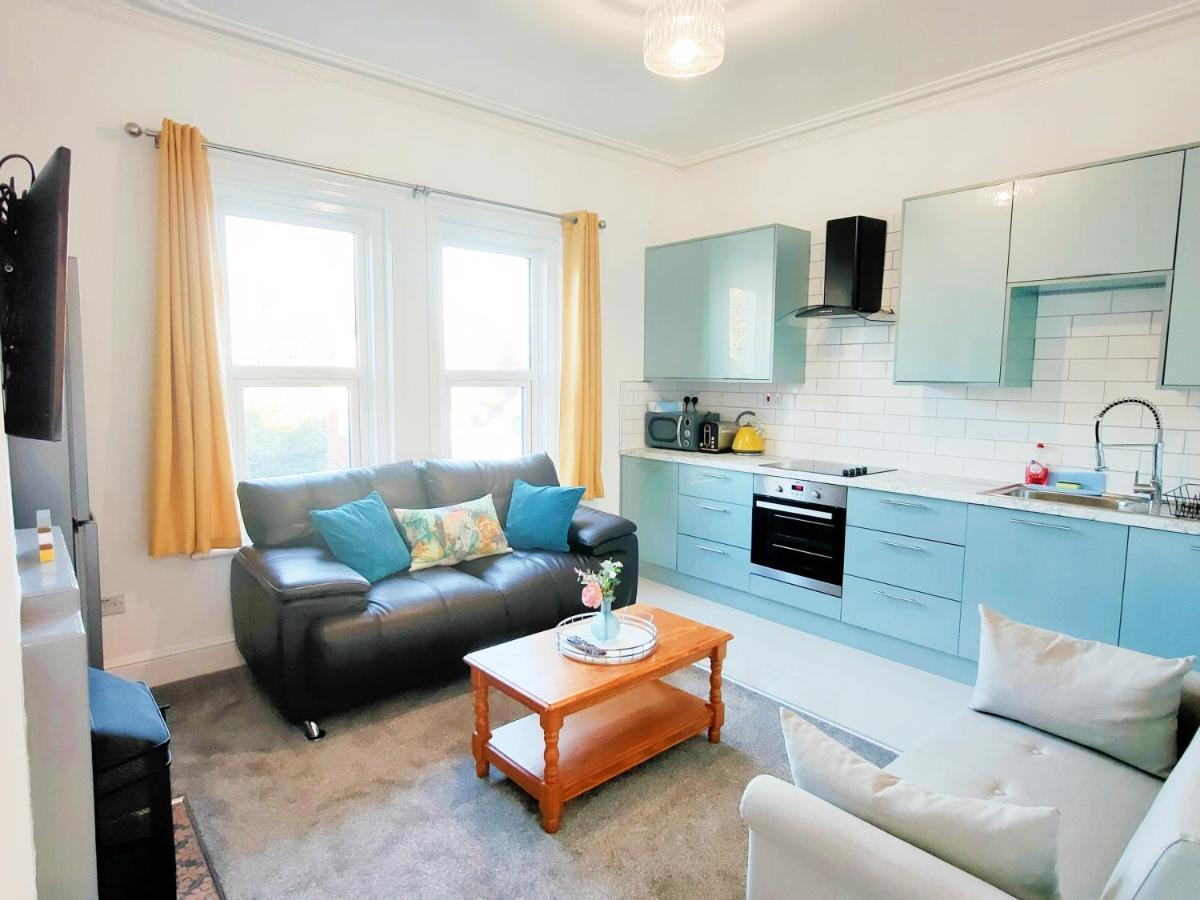 Flat-C, 4 Adults, 20 Mins To Beach, Netflix, Wifi, Sleeps 4 Adults ボーンマス エクステリア 写真
