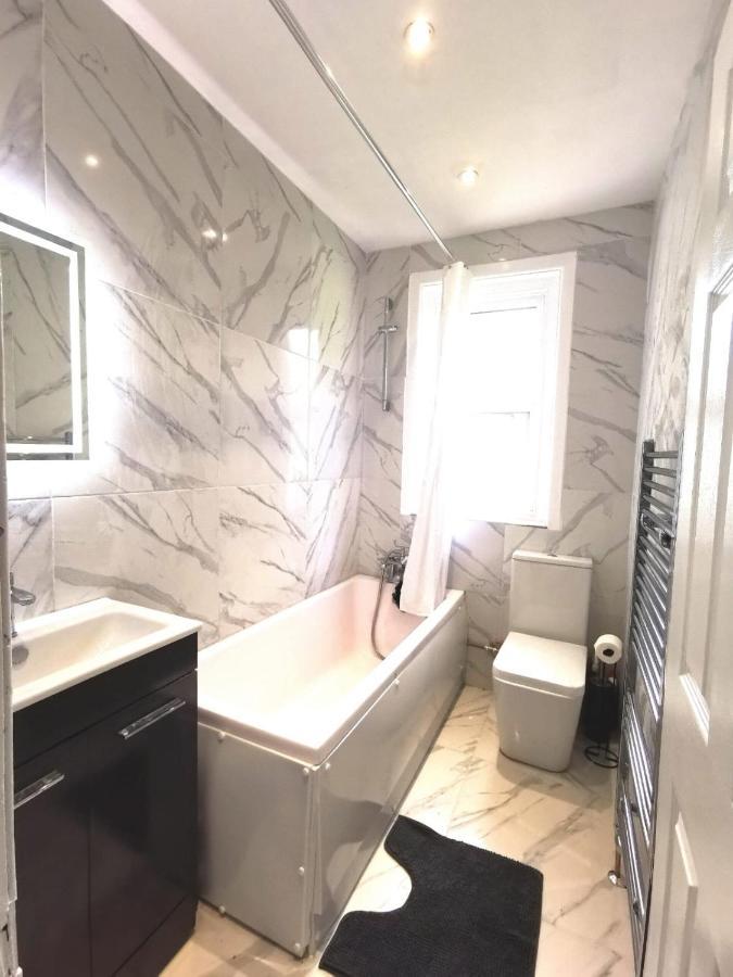 Flat-C, 4 Adults, 20 Mins To Beach, Netflix, Wifi, Sleeps 4 Adults ボーンマス エクステリア 写真