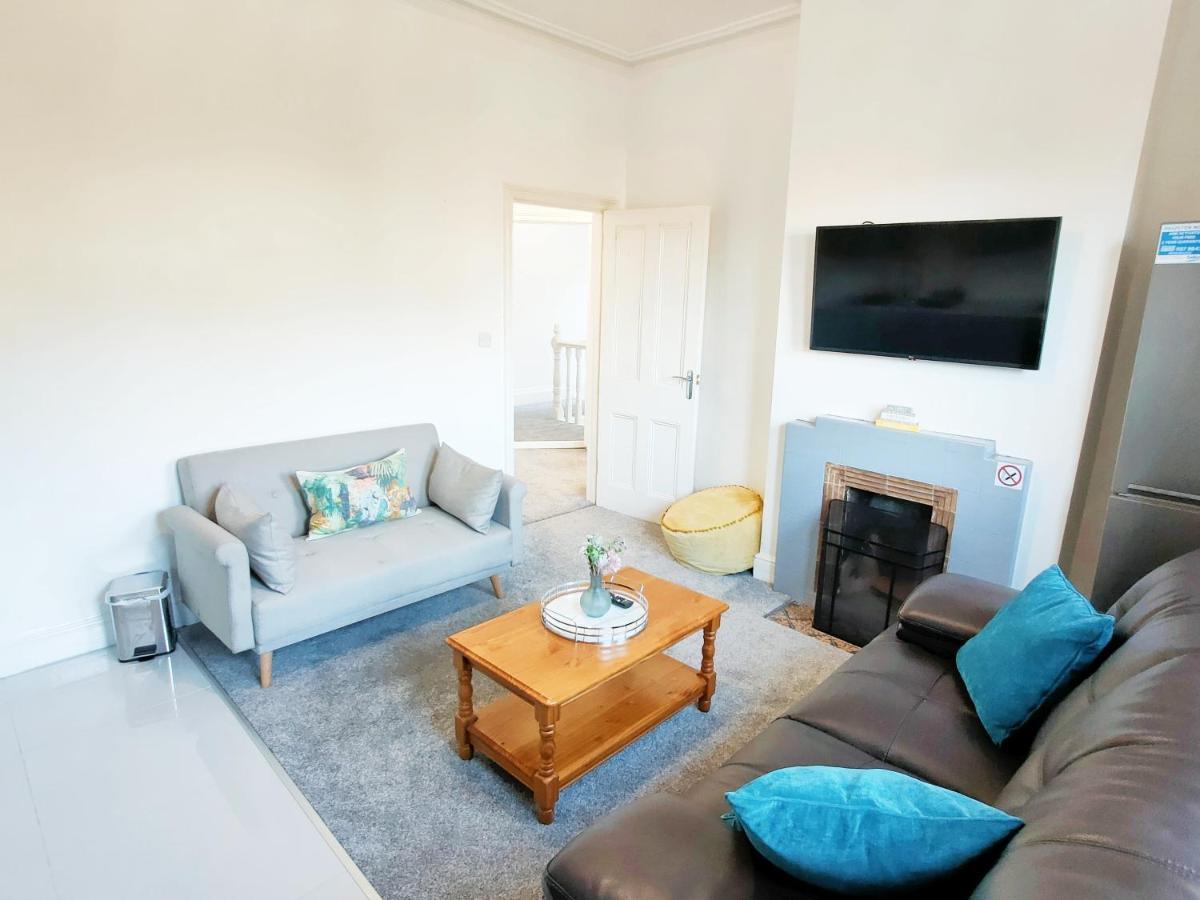 Flat-C, 4 Adults, 20 Mins To Beach, Netflix, Wifi, Sleeps 4 Adults ボーンマス エクステリア 写真