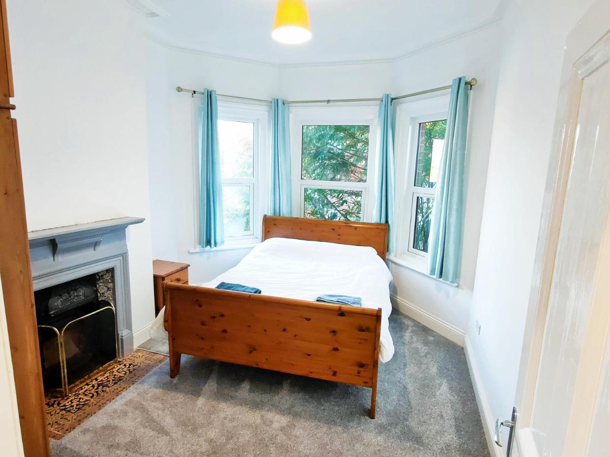 Flat-C, 4 Adults, 20 Mins To Beach, Netflix, Wifi, Sleeps 4 Adults ボーンマス エクステリア 写真