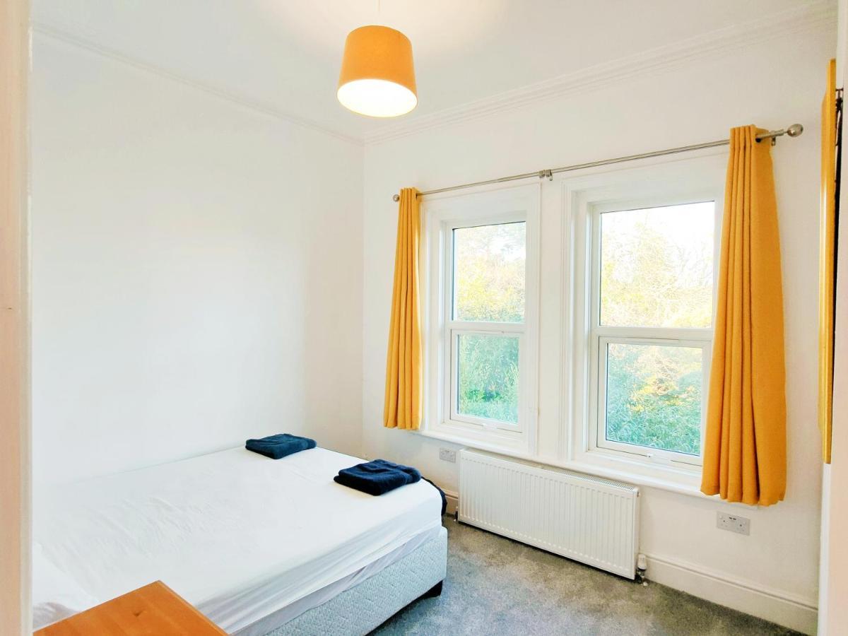 Flat-C, 4 Adults, 20 Mins To Beach, Netflix, Wifi, Sleeps 4 Adults ボーンマス エクステリア 写真
